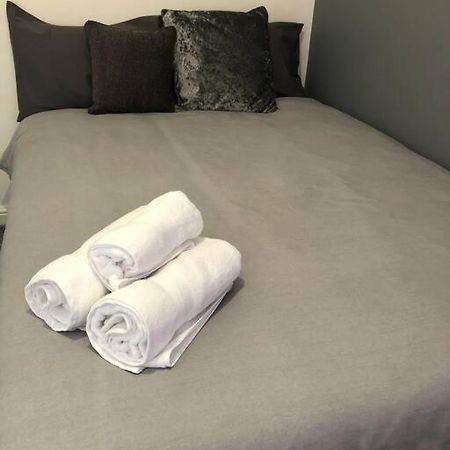 Simple And Sweet, Flat On Lewis Street - 1 Br Appartement Stoke-on-Trent Buitenkant foto