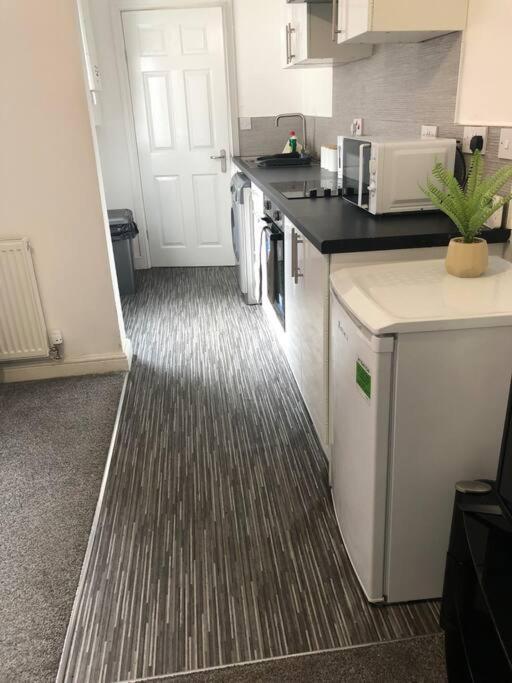 Simple And Sweet, Flat On Lewis Street - 1 Br Appartement Stoke-on-Trent Buitenkant foto